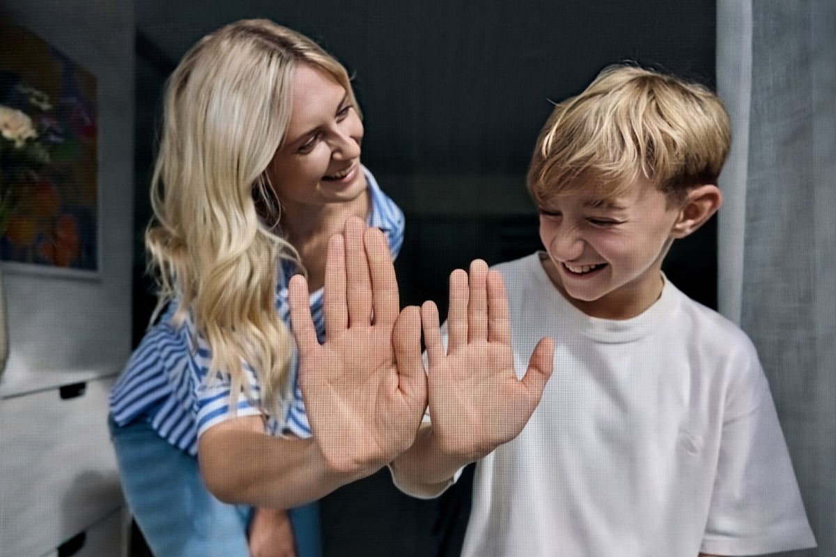 Mama und Kind am Fenster